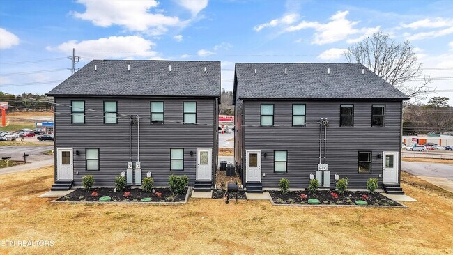 Foto del edificio - 8306 Lobelia Ln