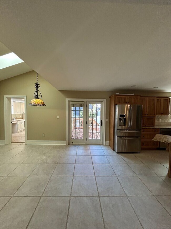 Foto del edificio - Beautiful, Large 4 Bedroom 1.5 Bath Home in Lancaster with Yard!