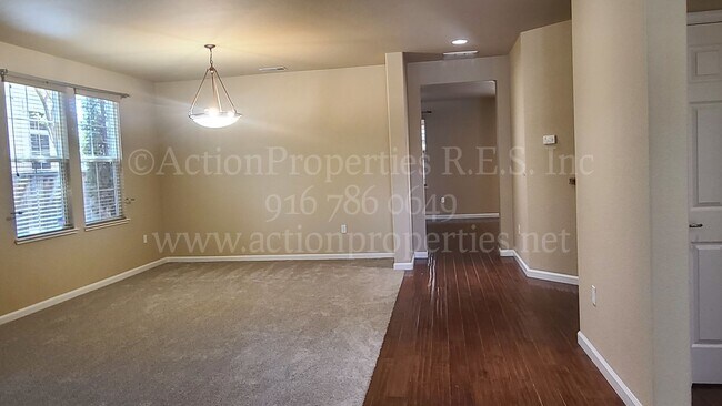 Foto del edificio - Two Story 5 Bedroom + Bonus Room 3 Bath - ...