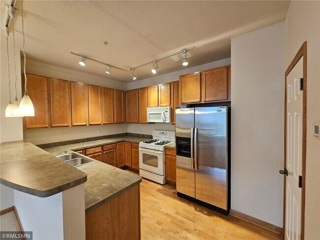 Foto del edificio - 8133 Magnolia Ln N