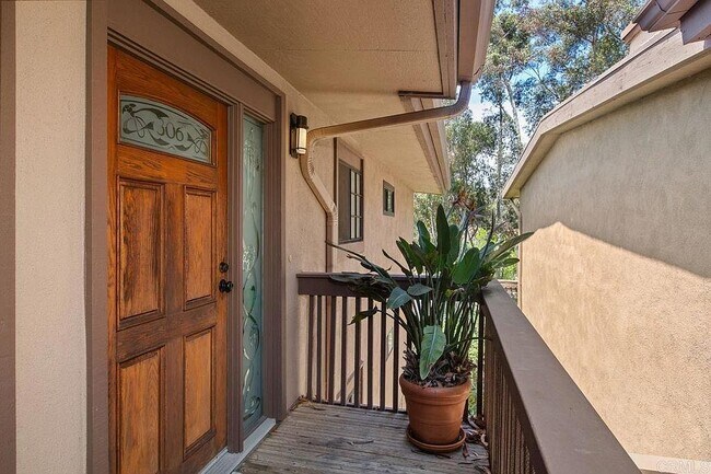 end unit entry - 8860 Villa La Jolla Dr