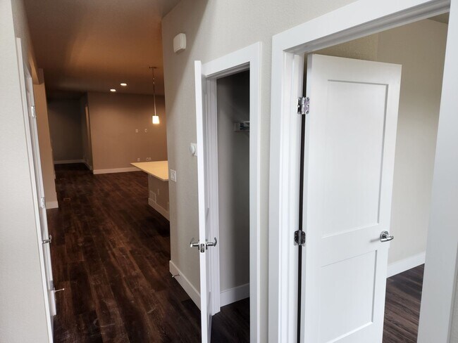 Building Photo - Newer single family home in Painted Prairie.