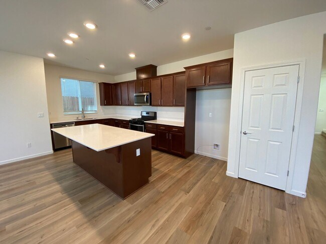 Building Photo - Gorgeous Like Low Maintenance 4 Bedroom wi...