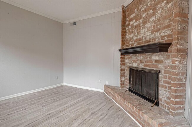 Building Photo - 7700 Creekbend Dr