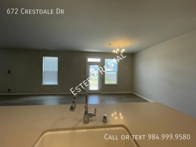 Building Photo - 672 Crestdale Dr