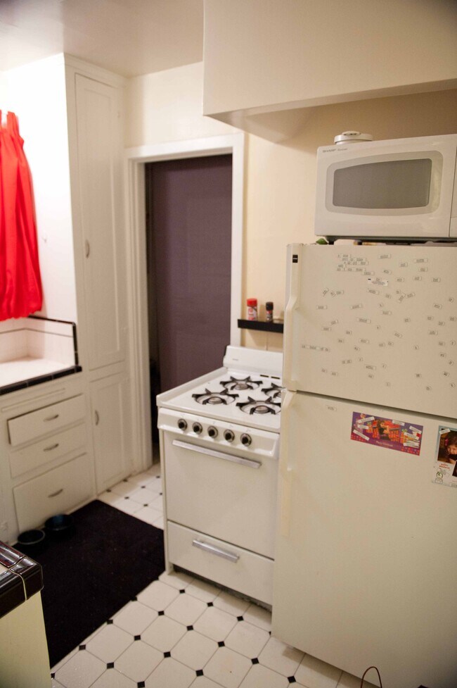 Cocina - 4615 1/2 Ambrose Ave