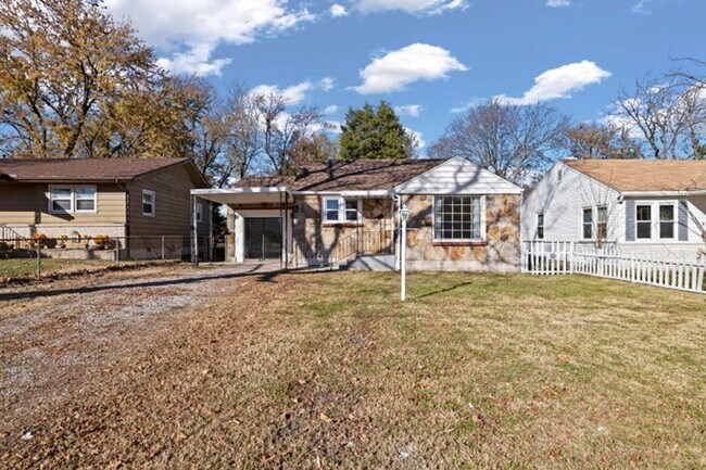 Building Photo - COMPLETELY REMODELED 3 Bedroom | 1 Bathroo...