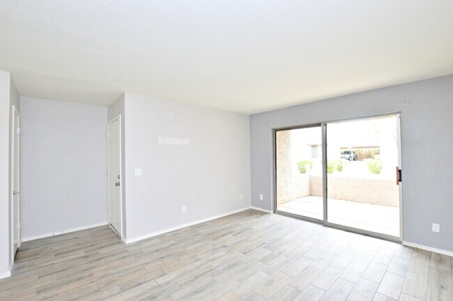 Foto del edificio - 4444 E Paradise Village Pky N