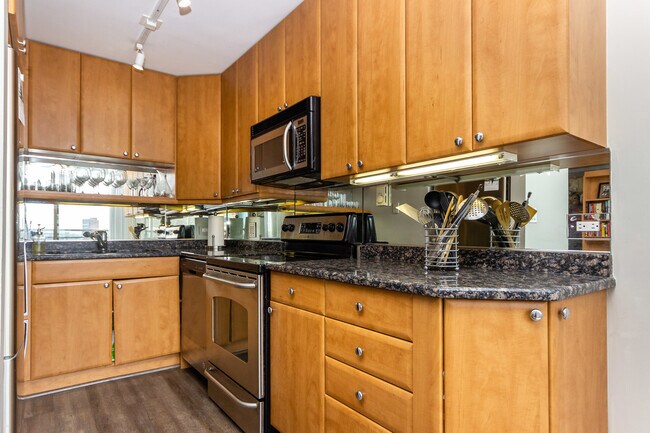 Building Photo - 2600 N Hampden Ct