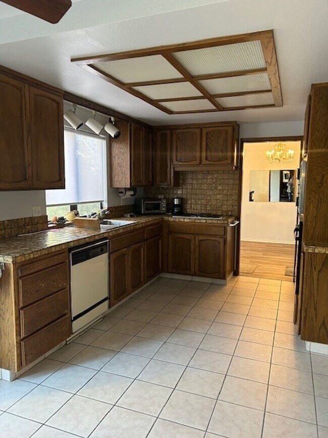 Foto del edificio - Beautiful 4 Bedrooms, 3 Full Bathrooms- Fa...