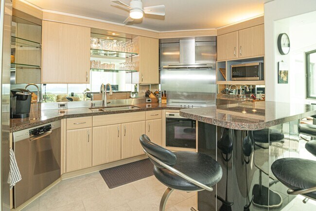 Foto del edificio - Fully Furnished and Spacious 2 Bedroom 2 Bath - OCEAN VIEW!