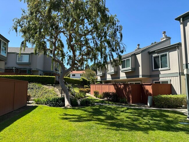 Building Photo - 1120 Cleghorn Dr