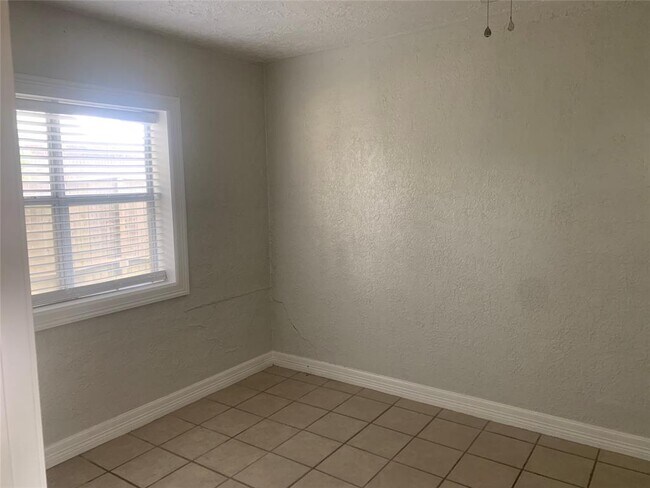 Building Photo - 905 E Fayle Ave