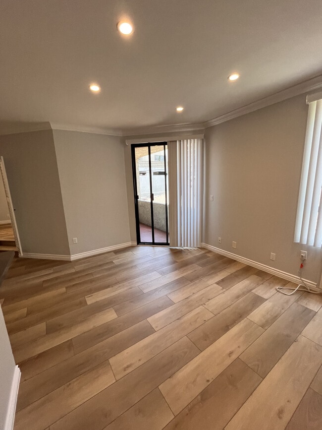 Foto del edificio - 2107 N Beachwood Dr