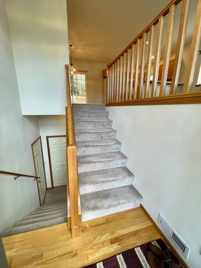 Building Photo - MOVE IN SPECIAL! Spacious 3 Bed, 2 Bath - ...