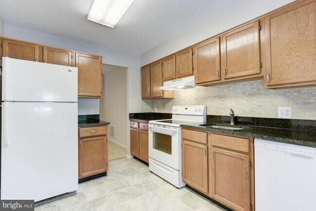 Building Photo - 1657 Oak Spring Way