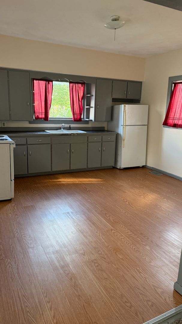 Building Photo - 2 bedroom single family home ready now