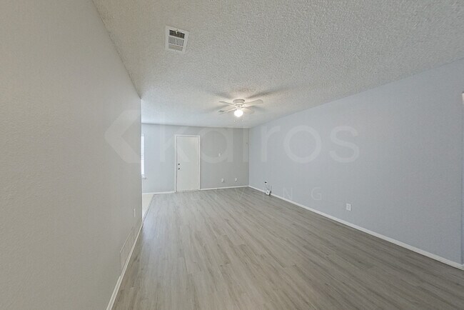 Foto del edificio - 1117 Saturn Dr