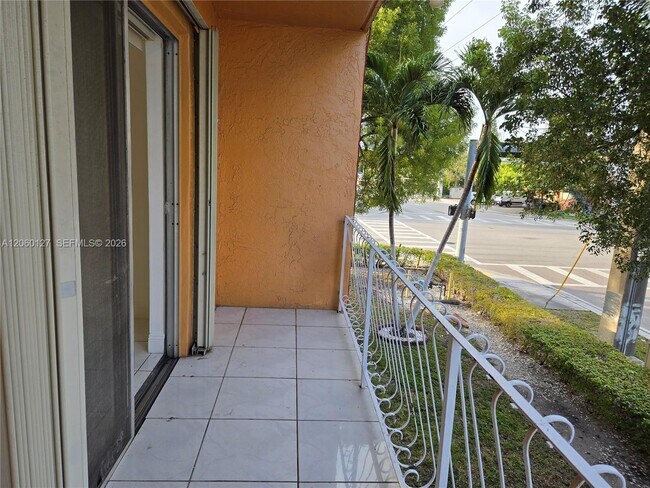 Foto del edificio - 6200 W Flagler St