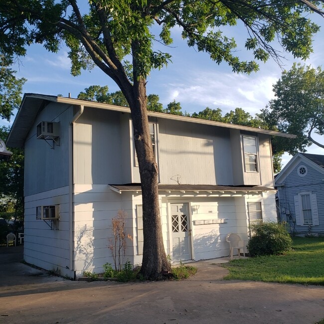 Building Photo - 809 W 4th St