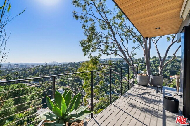 Foto del edificio - 5671 Spreading Oak Dr