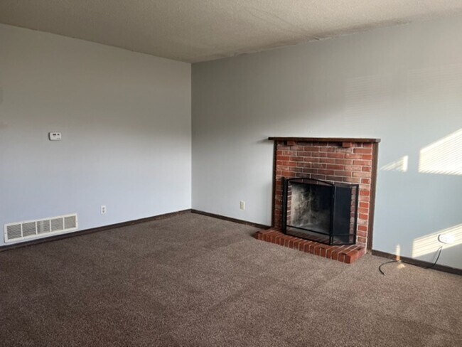 Foto del edificio - Spacious 3 Bed 1.5 Bath With Ample Amount Of Yard Space