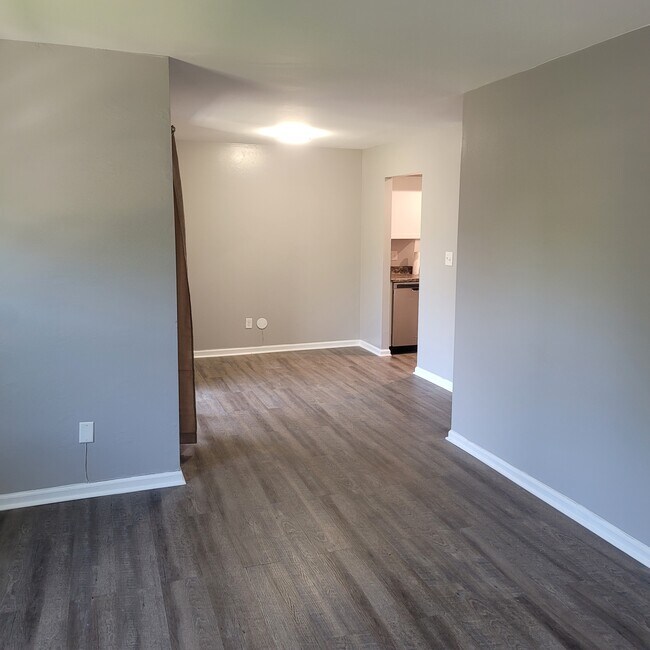 Building Photo - 991 Manor Ln