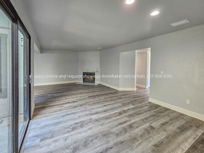 Building Photo - Spacious, Newly Updated Townhouse, Close t...