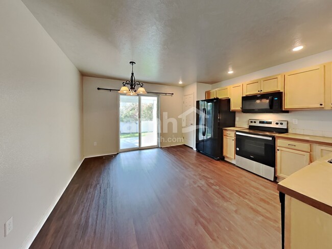 Foto del edificio - 3075 E Shaver Ct