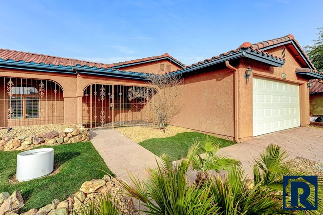 Building Photo - Spacious, Single Story 3 BD Renovated