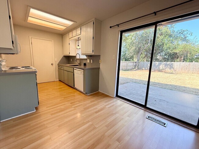 Foto del edificio - 3608 Peregrine Dr