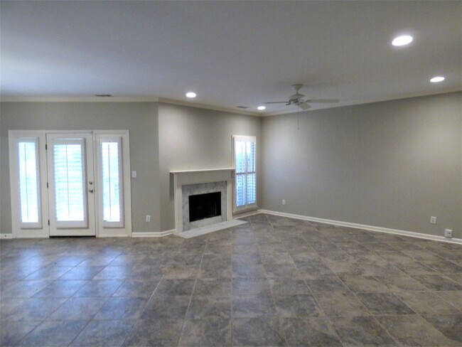 Foto del edificio - 709 Rockford Cir
