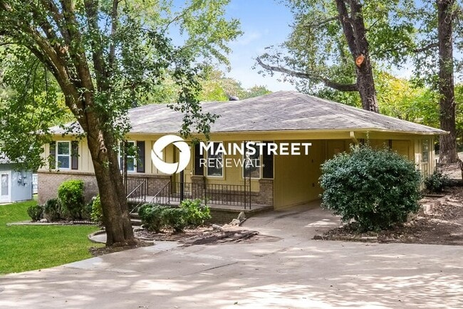 Building Photo - 3 Bedroom Pet-Friendly Home in Birmingham, AL with Main Street Renewal