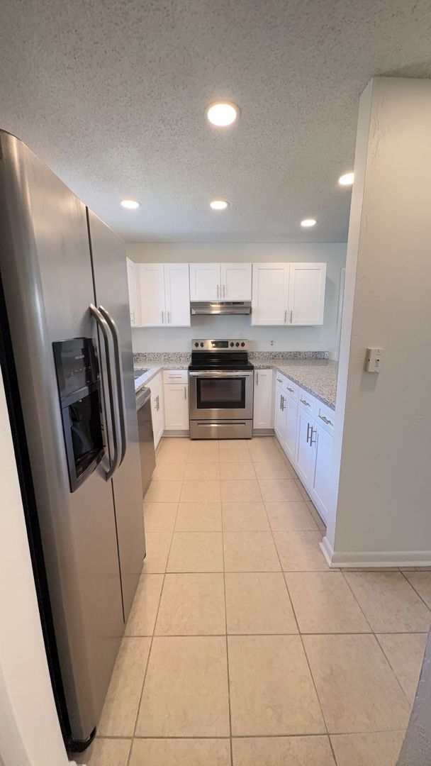 Foto del edificio - Spacious 3 bedroom, 2 bath, large screened...