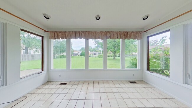 Foto del edificio - 14355 Rainy Lake Dr