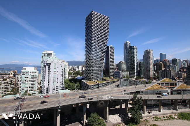 Photo du bâtiment - Icon Apartment For Rent 2103-638 Beach Cre...