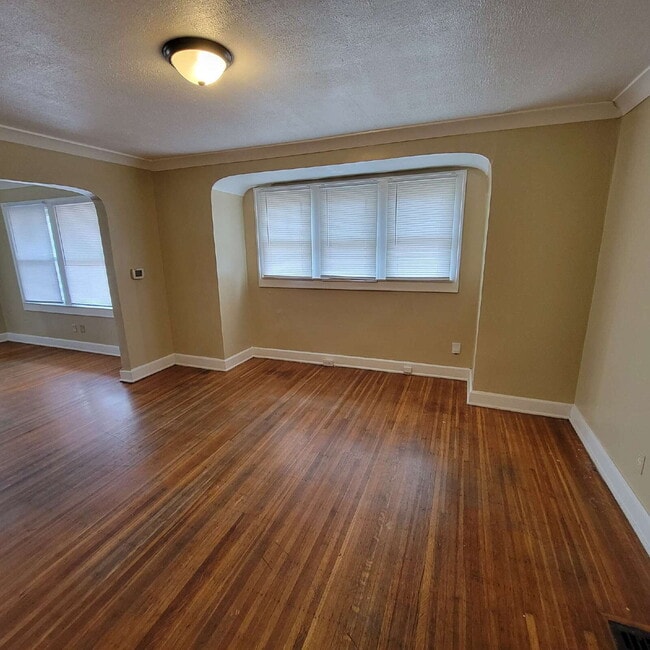 Foto del edificio - Near NW-Riverside 2BR/1BA House for LEASE!