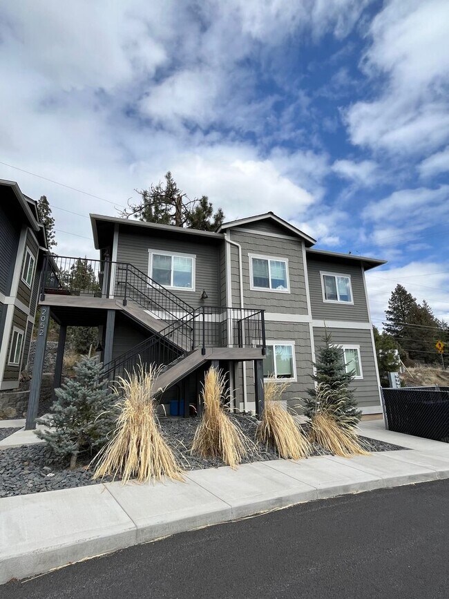Building Photo - 2076 NW Black Pnes Pl