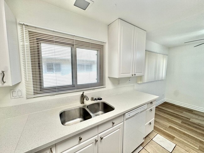 Building Photo - Beautiful 2bd/1.5ba Townhome in Pt. Loma Tennis Club! Pool, gym, jacuzzi, parking, views!