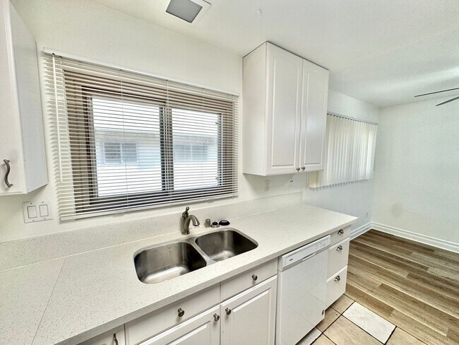 Foto del edificio - Beautiful 2bd/1.5ba Townhome in Pt. Loma Tennis Club! Pool, gym, jacuzzi, parking, views!