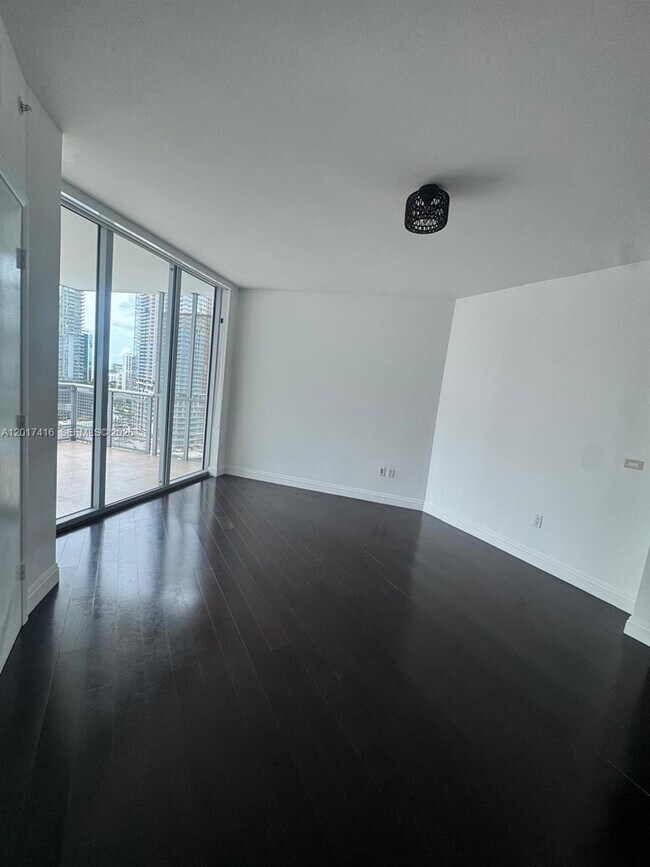 Foto del edificio - 350 S Miami Ave