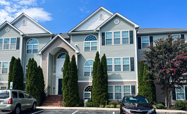 Building Photo - Cute Greensboro 2 Bedroom 2 Bathroom Condo