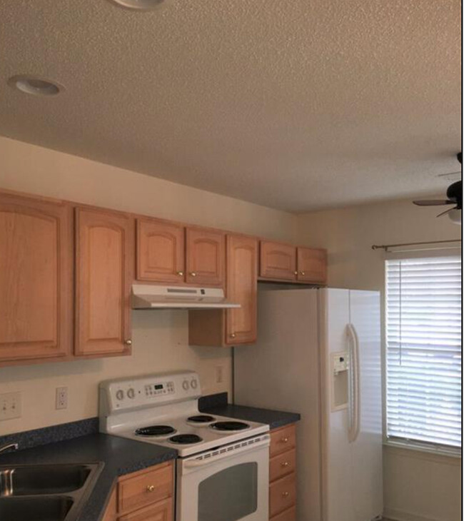 Kitchen - 411 Seabert Rd