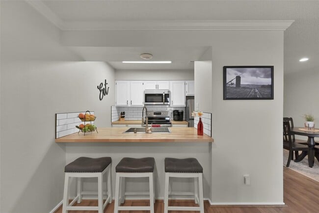 Building Photo - 3900 Aspen Dr