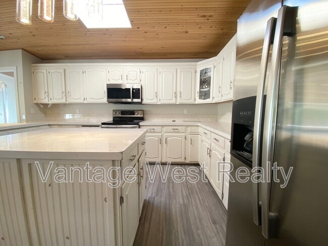 Building Photo - 1319 Kelglen Crescent