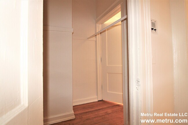 Building Photo - 637 W Patterson Ave
