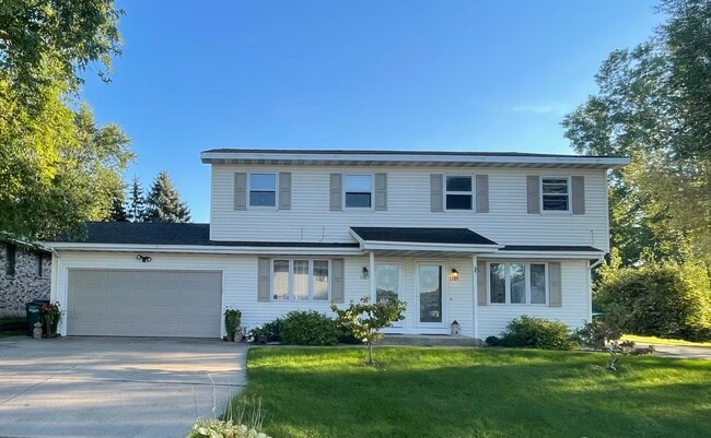 Welcome home to this inviting 3 bedroom, 1.5 bathroom duplex in a highly convenient central location - 1387 W Hiawatha Dr