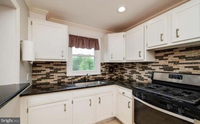 Building Photo - 321 Linden Ln