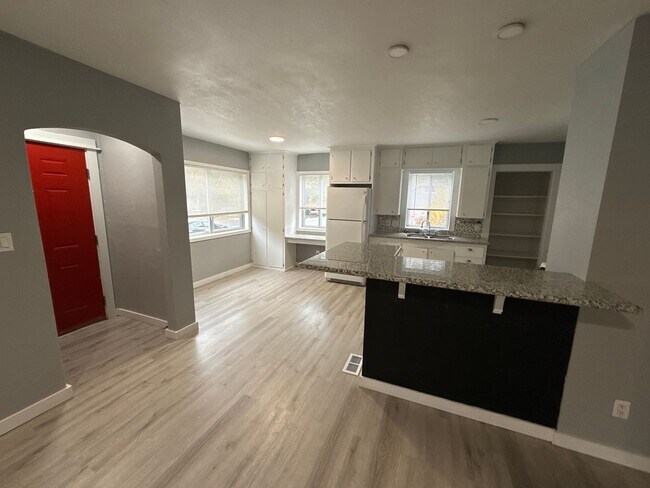 Foto del edificio - Now Available: $2600/month - 6 MONTH LEASE...