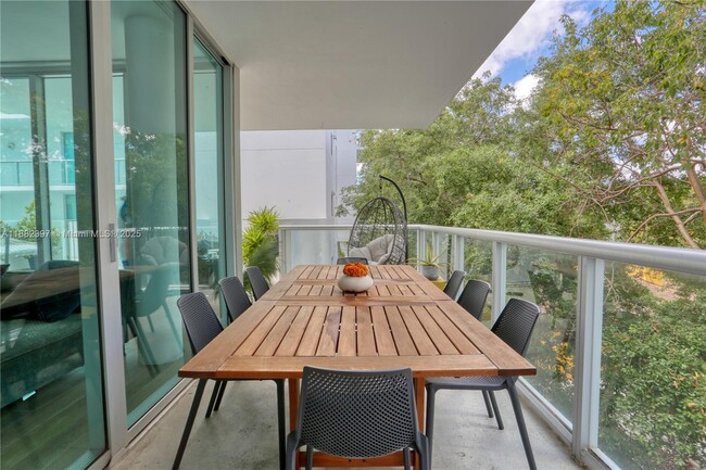 Foto del edificio - 720 NE 62nd St